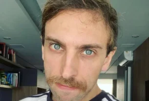 Após condenação, Leo Lins lacra celulares em show para fazer piadas com minorias