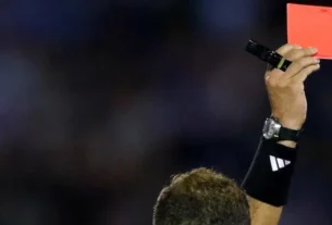 Árbitro explica vermelho a Léo Jardim e cita xingamento de cartola do Vasco