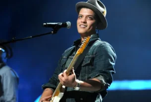 Bruninho Mars aparece de surpresa em show e brinca: "Quase sem dívidas"