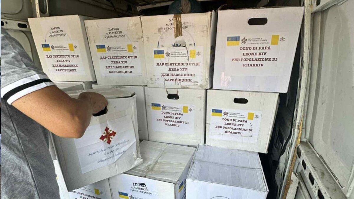 Caridade do Papa para a Ucrânia: cestas básicas entregues a famílias em Kharkiv