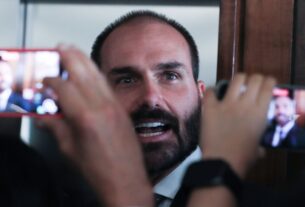 Eduardo Bolsonaro diz que não renuncia ao mandato