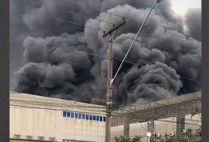 Incêndio atinge galpões comerciais em Barueri, na Grande São Paulo