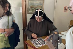 Ir. Monika na Suécia: o ouvido para o sofrimento e a alegria pelos frascos de geleia