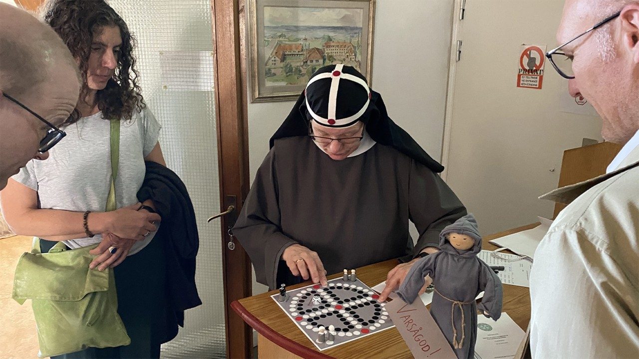 Ir. Monika na Suécia: o ouvido para o sofrimento e a alegria pelos frascos de geleia