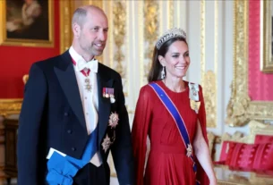 Kate Middleton usa vestido vermelho e tiara de Diana em jantar com Macron