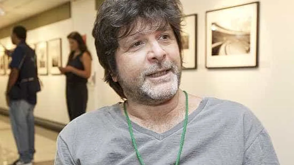 Marcelo Rubens Paiva sofre acidente e quebra a perna em vôo para Portugal