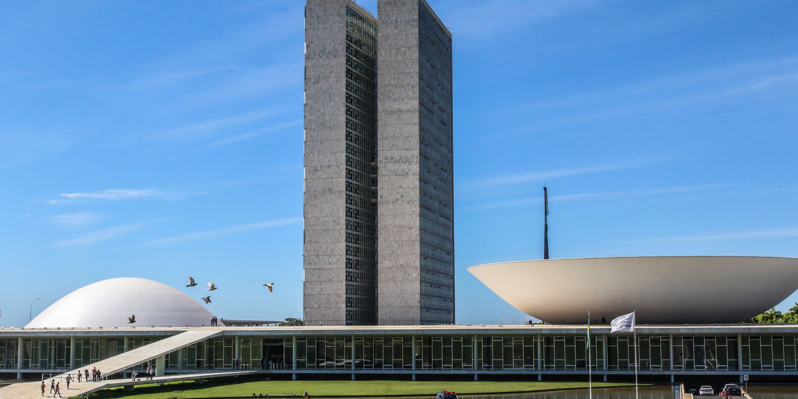 Medida para o uso de tornozeleira por Bolsonaro repercute no Congresso