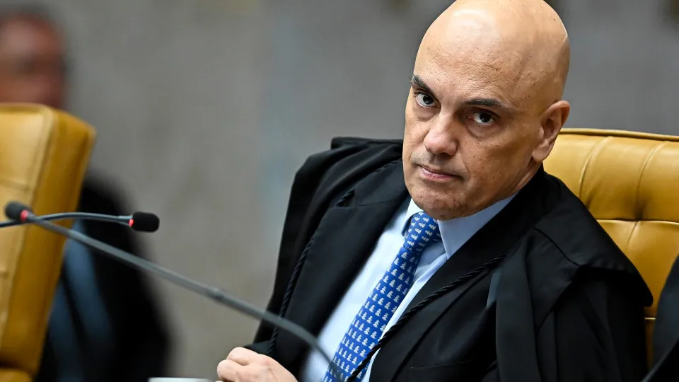 Moraes determina que réus militares troquem farda por roupa civil, e defesas questionam decisão