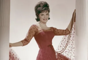Morre Connie Francis, cantora americana de 'Pretty Little Baby', aos 87 anos