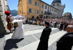 Papa: acolher e deixar-se acolher por Deus que está à porta e bate