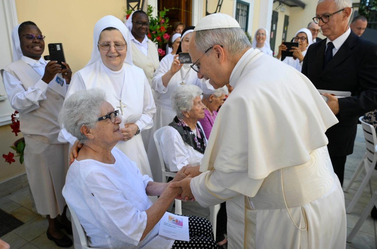 Papa visita lar para idosas em Castel Gandolfo: "Vocês são sinais de esperança"
