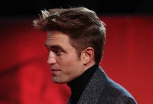 Robert Pattinson diz que odiou cenas de sexo em 'Crepúsculo': 'Ridículo'