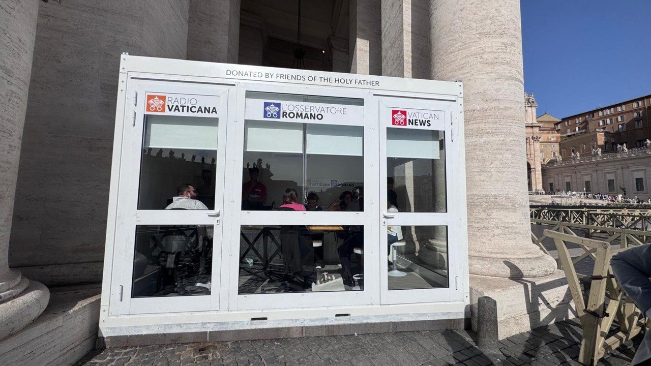 Sob as Colunas de Bernini, a nova estação fixa da mídia vaticana