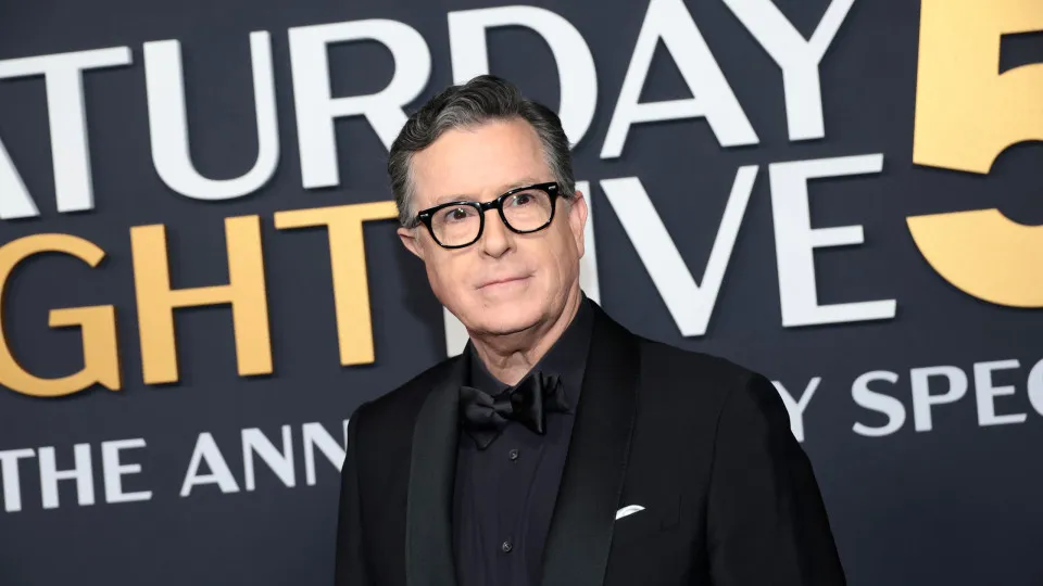 Stephen Colbert xinga Donald Trump no 'The Late Show' após cancelamento