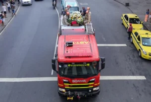 APÓs 16 Horas de Velór, corpão de Arlindo Cruz Sai em Cortejo