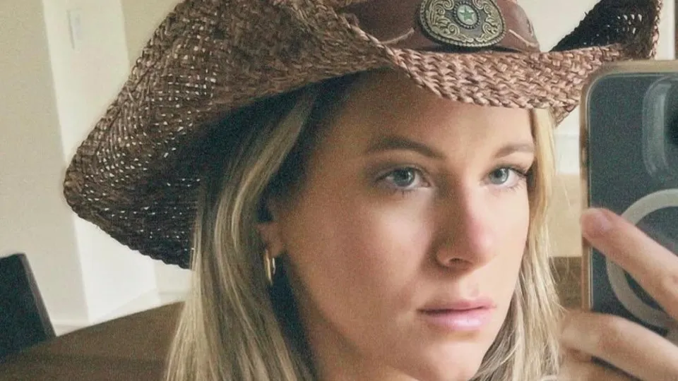 ATRIZ PASSA MAL EM VOO E AVIOO É REDITADO POR MAU CHIRO; entenda