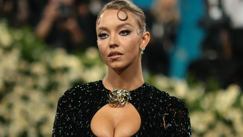 Após Publicidade MACHISTA, FENS DESCOBREM Que Sydney Sweeney É Elevena de Trump