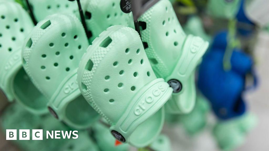 As ações da Crocs despencam quando os compradores americanos controlam os gastos