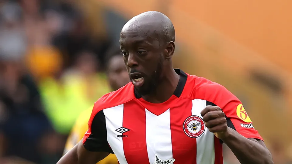 Atacante da Premier League expõe próprio clube por dificultar saída: 'Atrapalha meu caminho'
