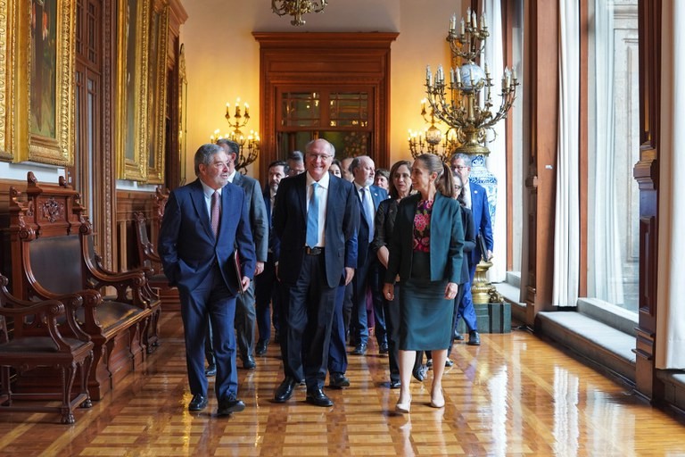 Avião de Alckmin apresenta 'falha' em mangueira e vice-presidente aguarda substituição da aeronave na Colômbia