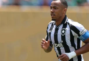 Botafogo bate Bragantino e avança, mas vê Marlon Freitas sair de ambulância