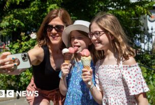 Britânicos reservando mais tarde, mais próximos e curtos breaks britânicos, as empresas de viagens dizem