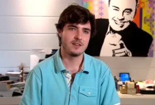 Cariúcha e João Augusto, filho de Gugu, trocam beijos em festa