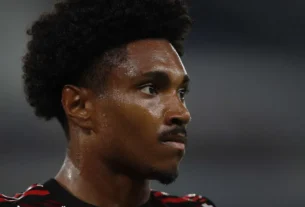 Corinthians anuncia contratação do atacante Vitinho, ex-Flamengo, até 2026