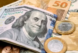 Dólar fecha em alta e Bolsa cai com impasse comercial entre Brasil e EUA em foco