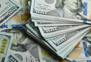 Dólar tem forte queda e Bolsa dispara 2% após Powell sinalizar possibilidade de corte de juros