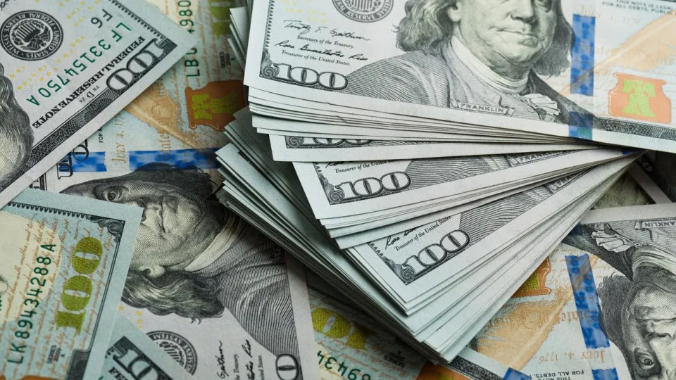 Dólar tem forte queda e Bolsa dispara 2% após Powell sinalizar possibilidade de corte de juros