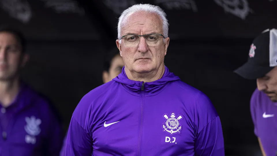 Dorival afasta fantasma de demissão e ameniza crise política no Corinthians