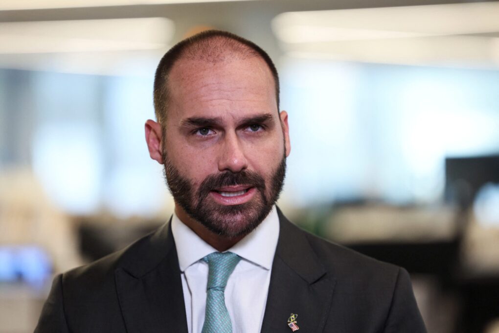 Eduardo Bolsonaro diz ter recebido insultos e troca de número de celular após vazamento de contato
