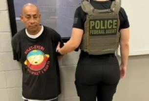 Foto da detenção de imigrante viraliza... por motivo inusitado
