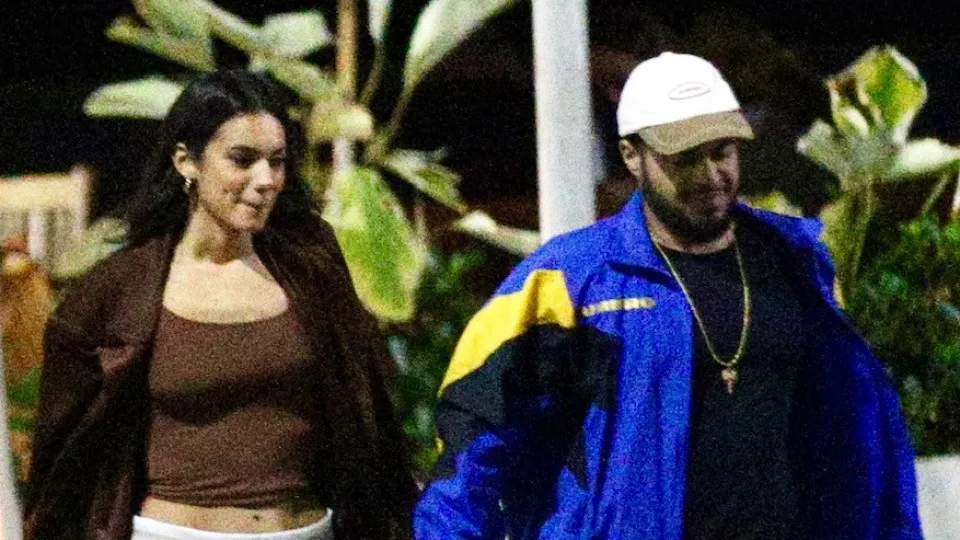 Fran Gil e Namorada, um ex-BBB Alane, São Fotografados em Quiosque no Rio