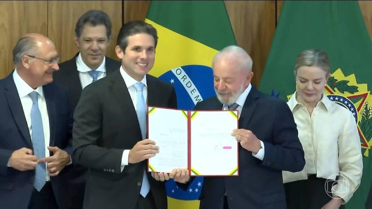 Gleisi pede a Motta prioridade para isenção de IR para quem ganha até R$ 5 mil e medida de resposta ao tarifaço de Trump