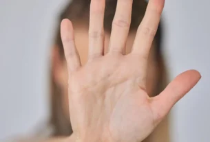 Homem é detido após esfaquear e atirar esposa pela janela na Espanha