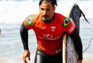 Pedro Scooby em ação no Itacoatiara Big Wave de 2025 (Foto: Pablo PORCIUNCULA / AFP)