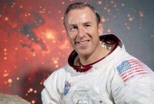 Official portrait of astronaut Jim Lovell