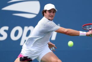 O sérvio Novak Djokovic comemora a vitória sobre o americano Zachary Svajda no US Open (Foto: ANGELA WEISS / AFP)