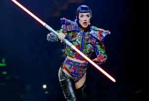 Jovem fã desmaia em palco em show da katy perry