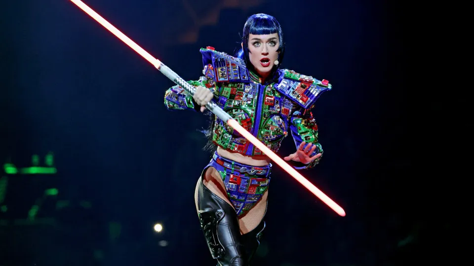 Jovem fã desmaia em palco em show da katy perry