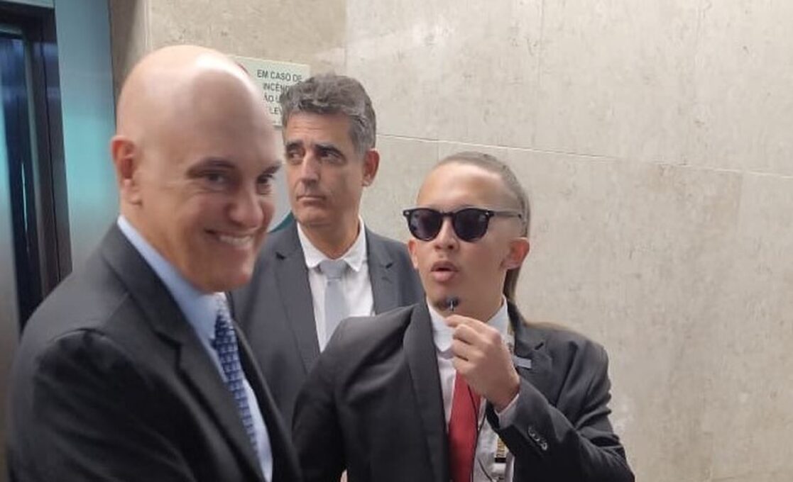 Moraes encontra humorista 'advogado do Xandão' e brinca ao dizer que precisa de defesa nos EUA