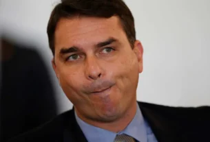 Moraes 'invade privacidade' de mulheres na casa de Bolsonaro, diz Flávio