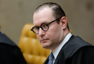 Moraes pede a Zanin data para julgamento de Bolsonaro por trama golpista