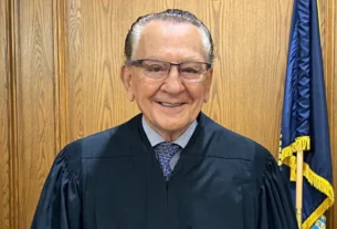 Morre Frank Caprio, juiz do programa Cortes de Providence, aos 88 anos