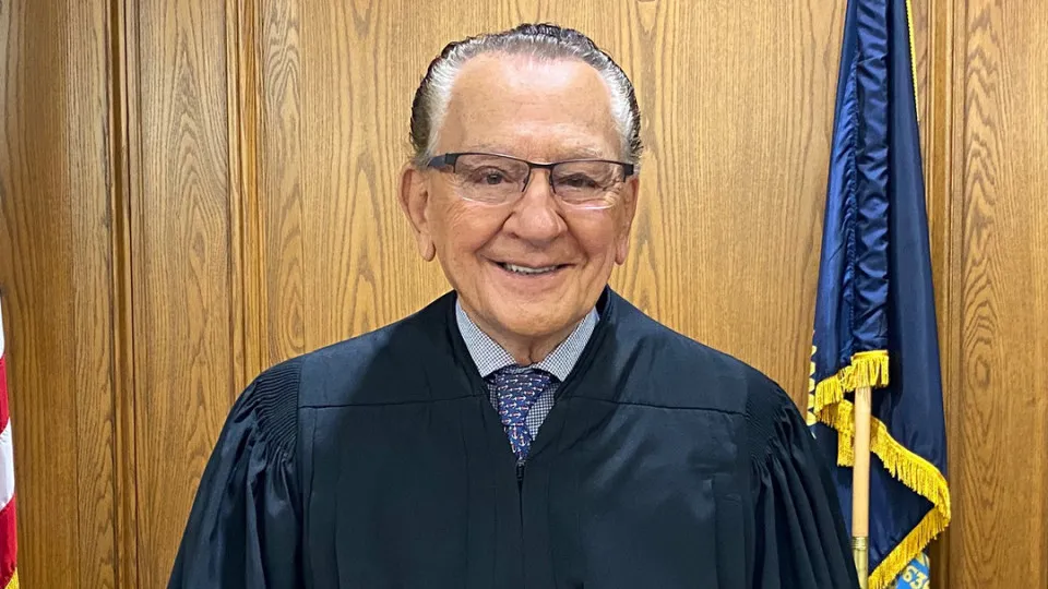 Morre Frank Caprio, juiz do programa Cortes de Providence, aos 88 anos