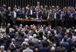 Motta abre sessão e pede respeito, após obstrução da oposição