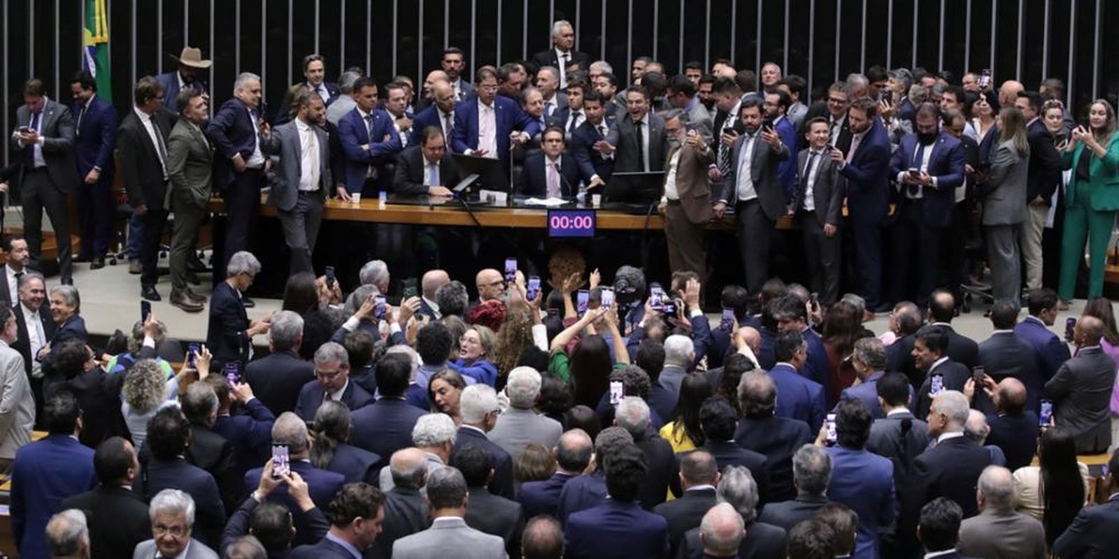 Motta abre sessão e pede respeito, após obstrução da oposição