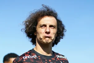 Mulher denuncia David Luiz e consegue medida protetiva contra o jogador